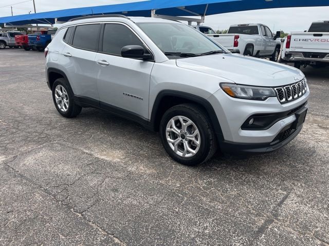 Used 2025 Jeep Compass Latitude AWD/4WD image 3