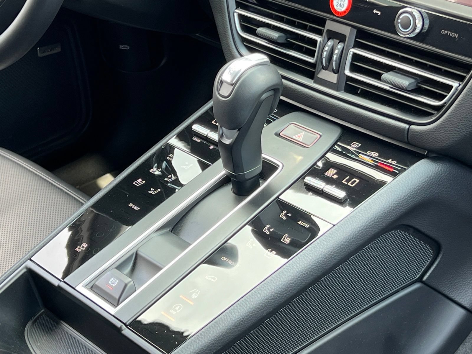 Certified 2025 Porsche Macan AWD/4WD image 35
