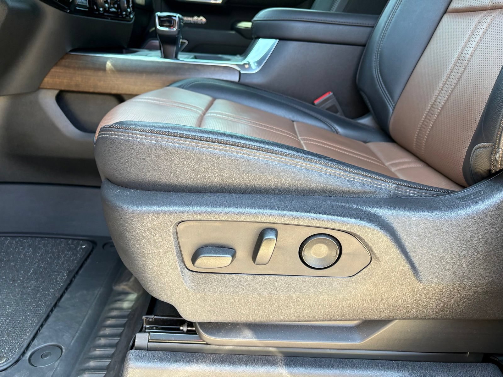 Used 2023 Chevrolet Silverado 1500 High Country w/ High Country Premium Package AWD/4WD image 27