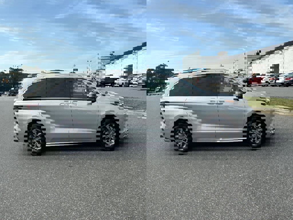 Used 2024 Toyota Sienna XLE image 7