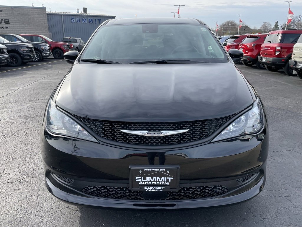 Used 2024 Chrysler Voyager LX image 25