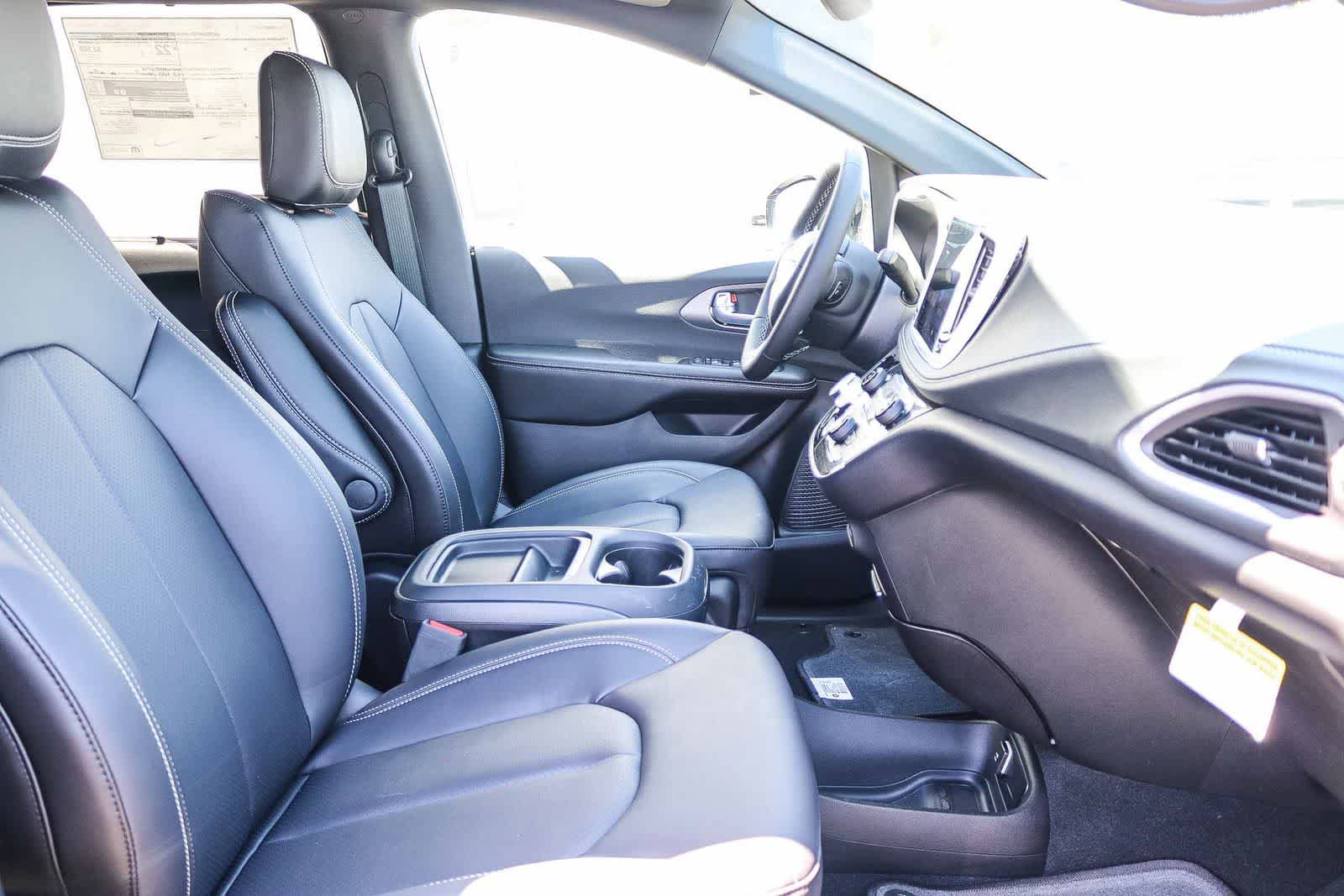 New 2027 Chrysler Pacifica Select FWD image 18