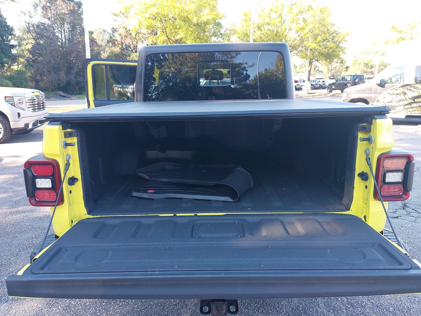 Used 2023 Jeep Gladiator Rubicon w/ LED Lighting Group AWD/4WD image 12