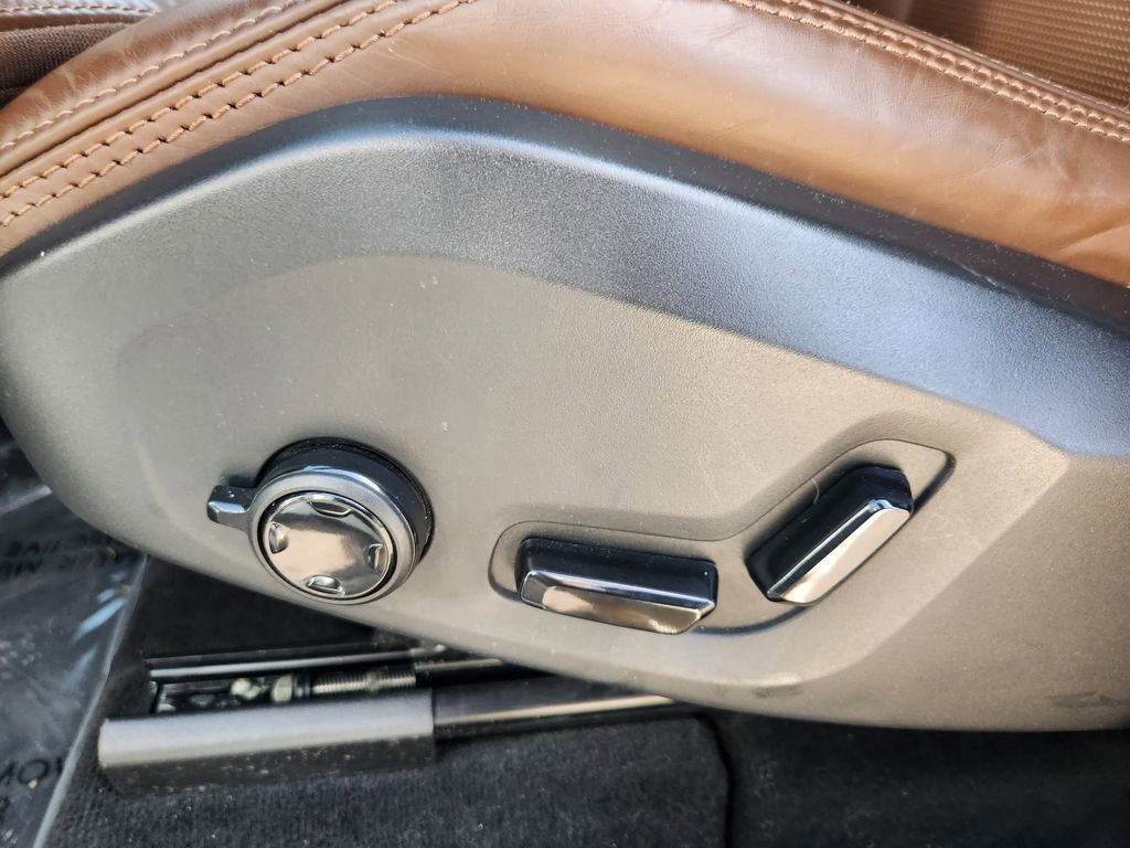 Used 2023 Volvo XC60 T8 Ultimate image 14