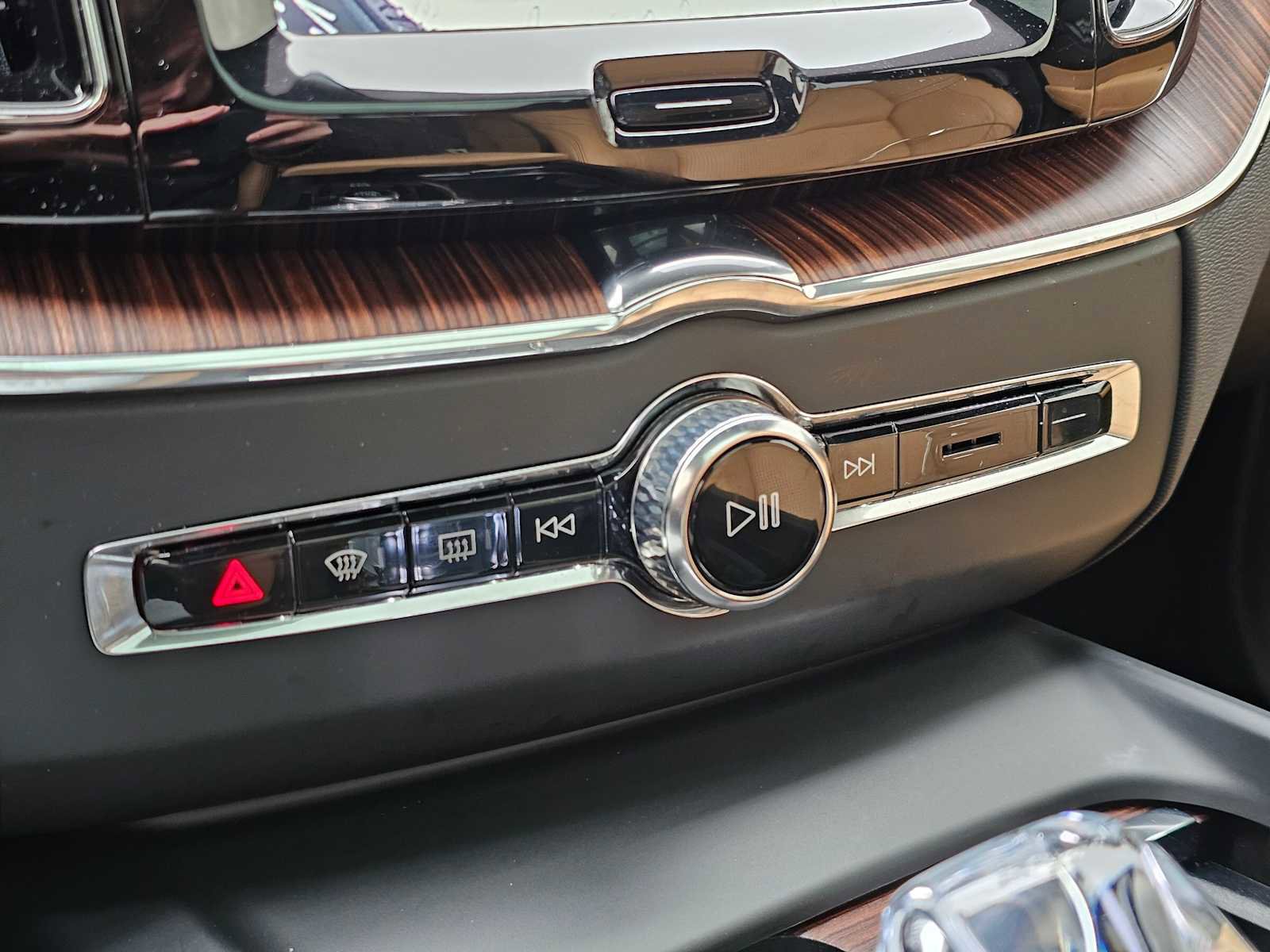 Used 2024 Volvo XC60 B5 Ultimate w/ Protection Package Premier image 30