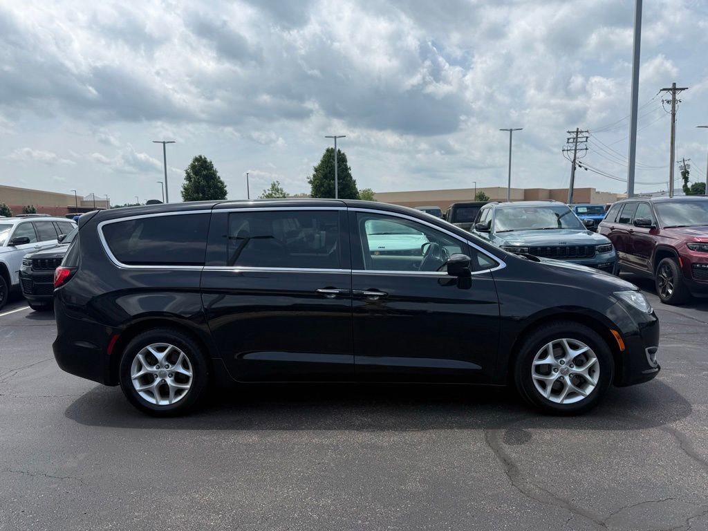 Used 2018 Chrysler Pacifica Touring Plus w/ Tire & Wheel Group FWD image 3