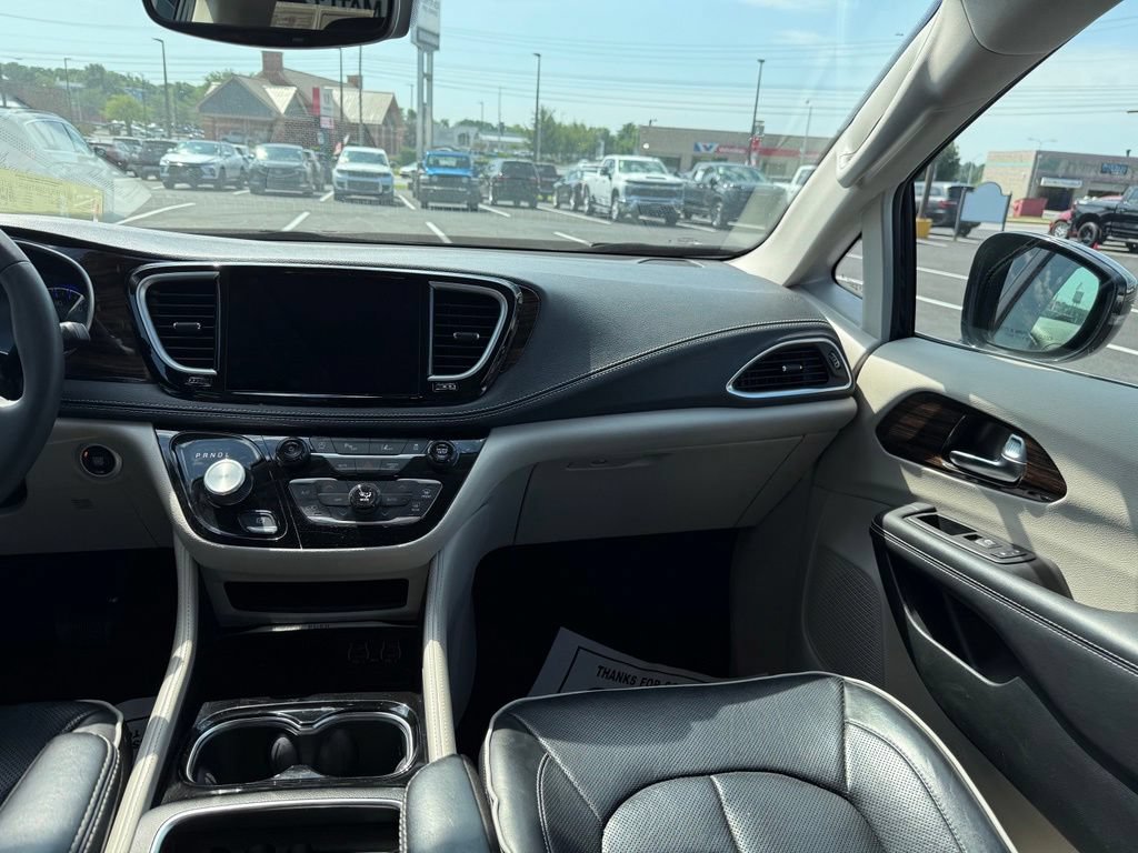 Used 2024 Chrysler Pacifica Limited FWD image 15