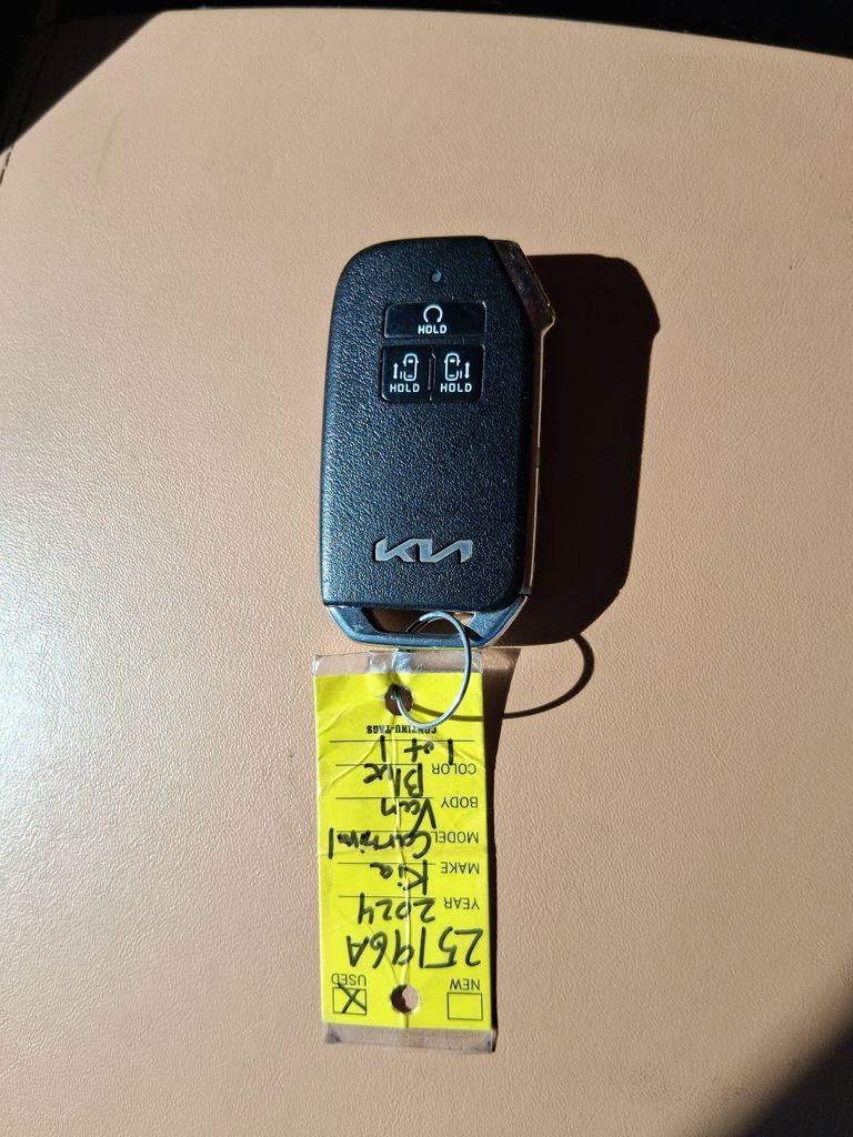 Used 2024 Kia Carnival EX image 28