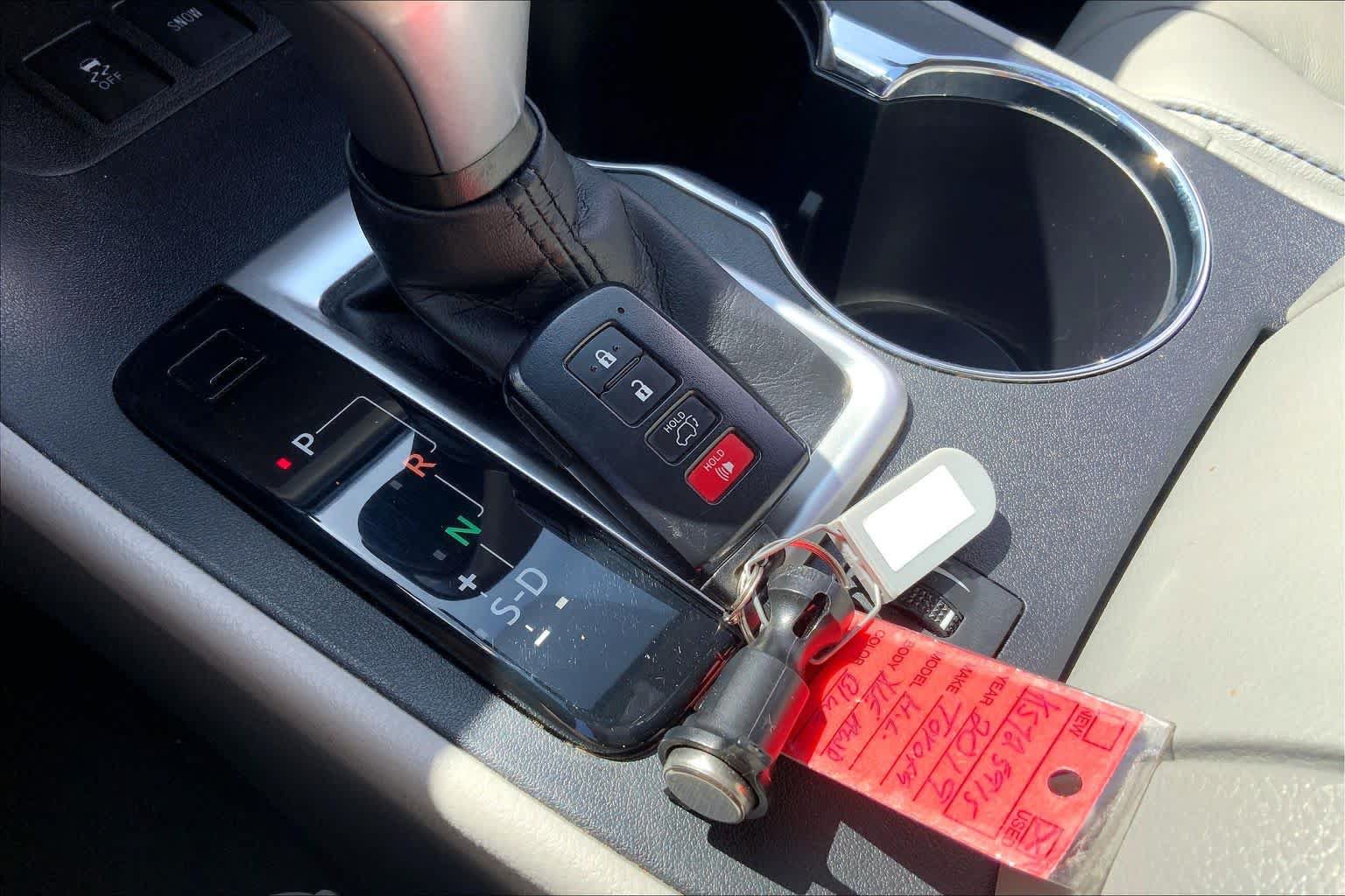 Used 2019 Toyota Highlander XLE AWD/4WD image 15