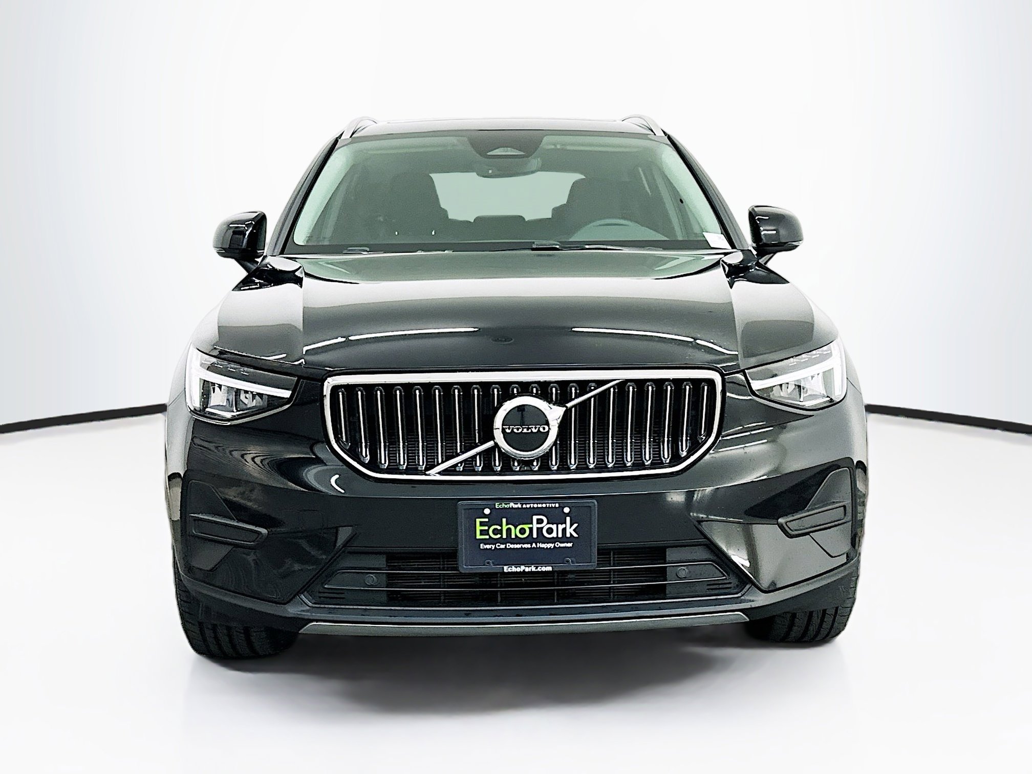 Used 2025 Volvo XC40 B5 Core image 2