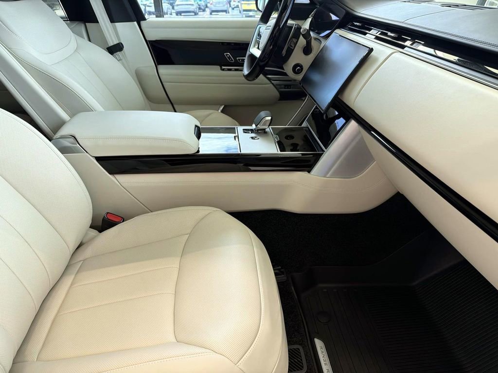 New 2025 Land Rover Range Rover Long Wheelbase Autobiography image 9