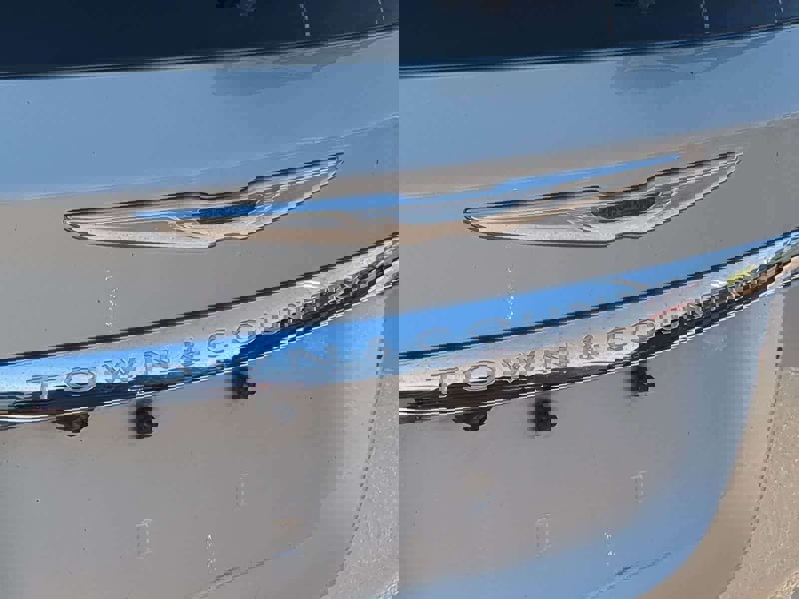 Used 2013 Chrysler Town & Country Touring image 13