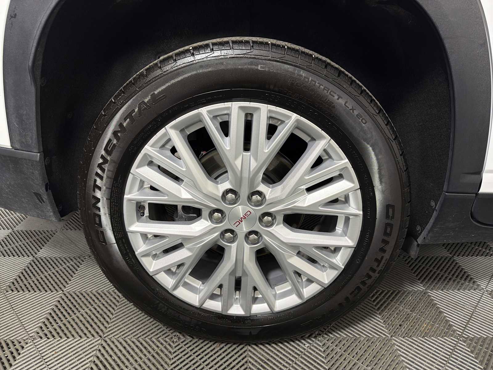 Used 2024 GMC Acadia Elevation image 16