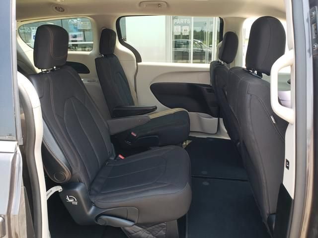 Used 2017 Chrysler Pacifica Touring FWD image 17