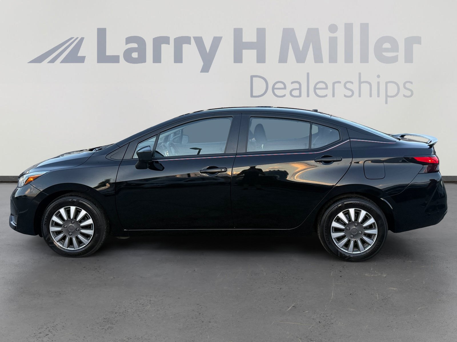 Used 2025 Nissan Versa S FWD image 2