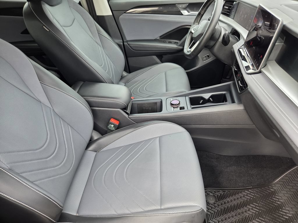 Used 2025 Volkswagen Tiguan SE AWD/4WD image 12