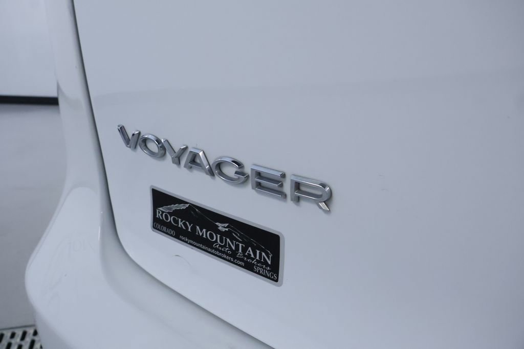 Used 2023 Chrysler Voyager LX image 10