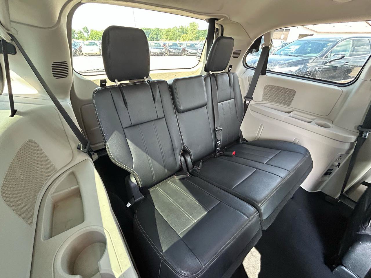 Used 2014 Chrysler Town & Country Touring FWD image 13