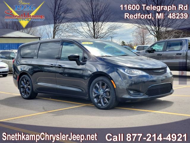 Used 2019 Chrysler Pacifica Touring Plus w/ S Appearance Package FWD image 1
