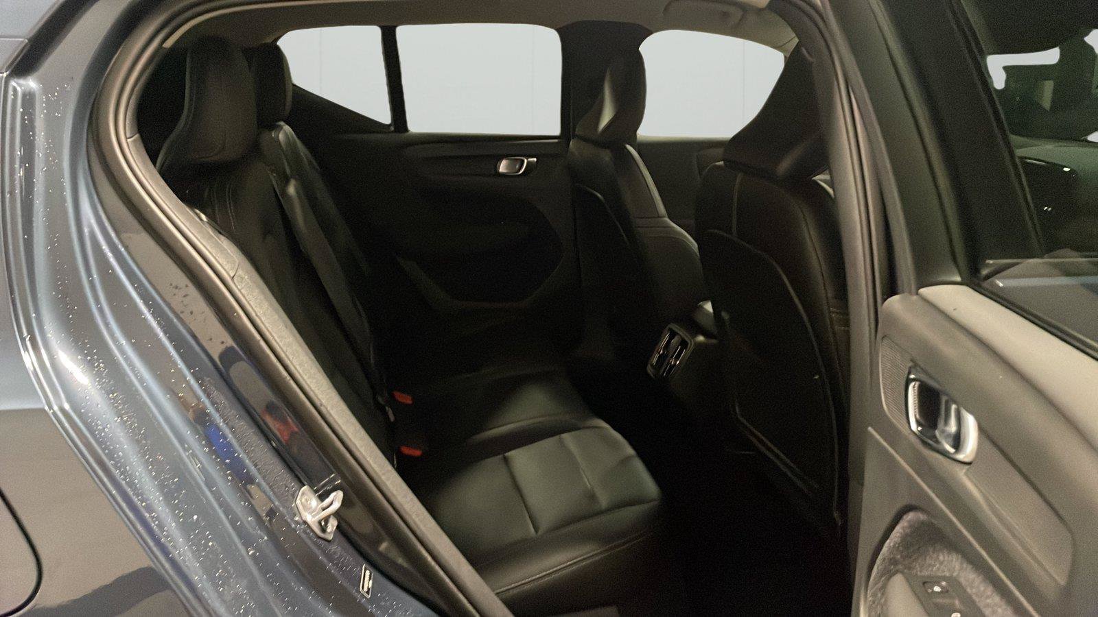 Used 2021 Volvo XC40 T5 Momentum w/ Premium Package AWD/4WD image 13