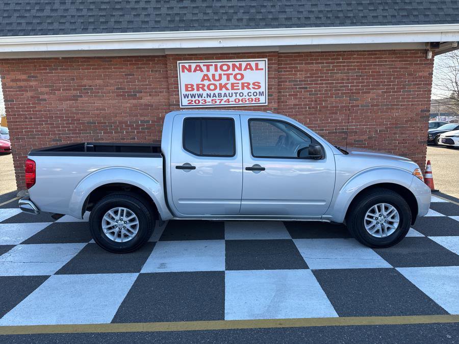 Used 2018 Nissan Frontier SV image 2