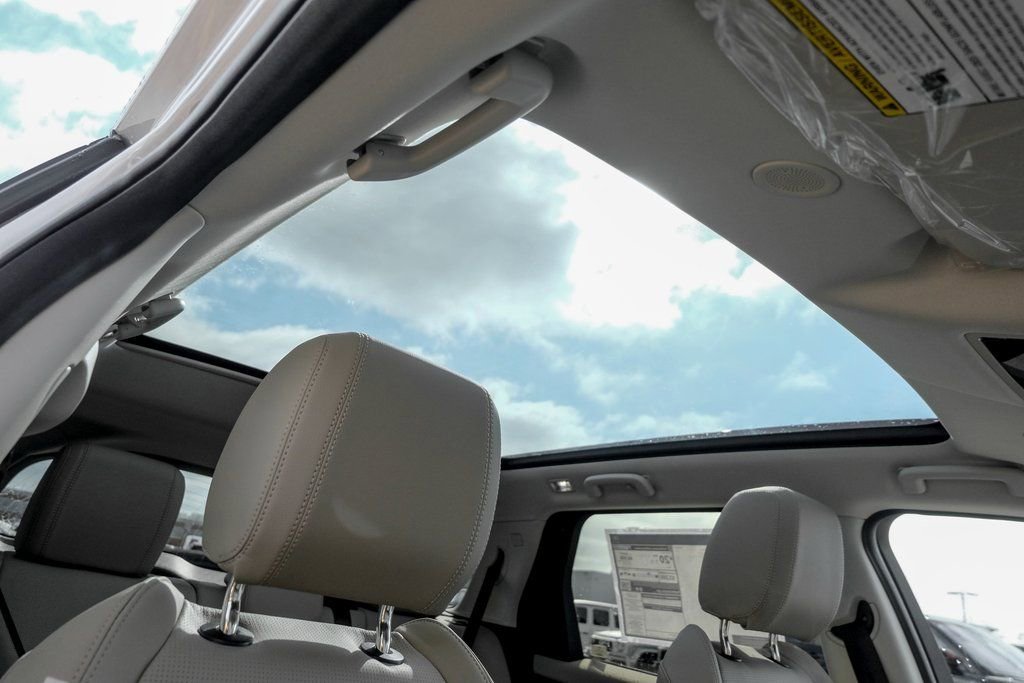 Used 2025 Land Rover Discovery Sport S image 23