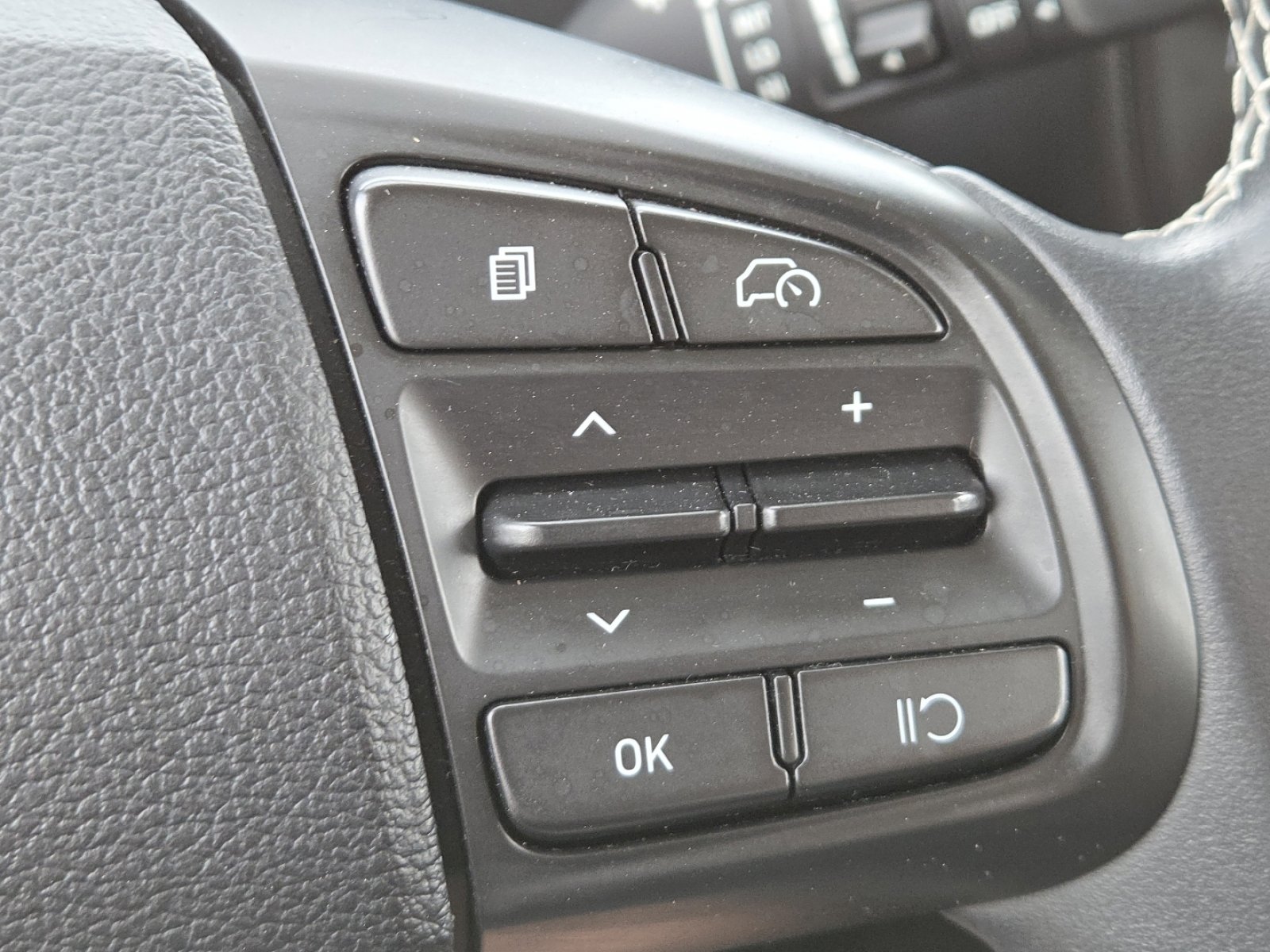 Used 2023 Hyundai Venue Limited FWD image 9