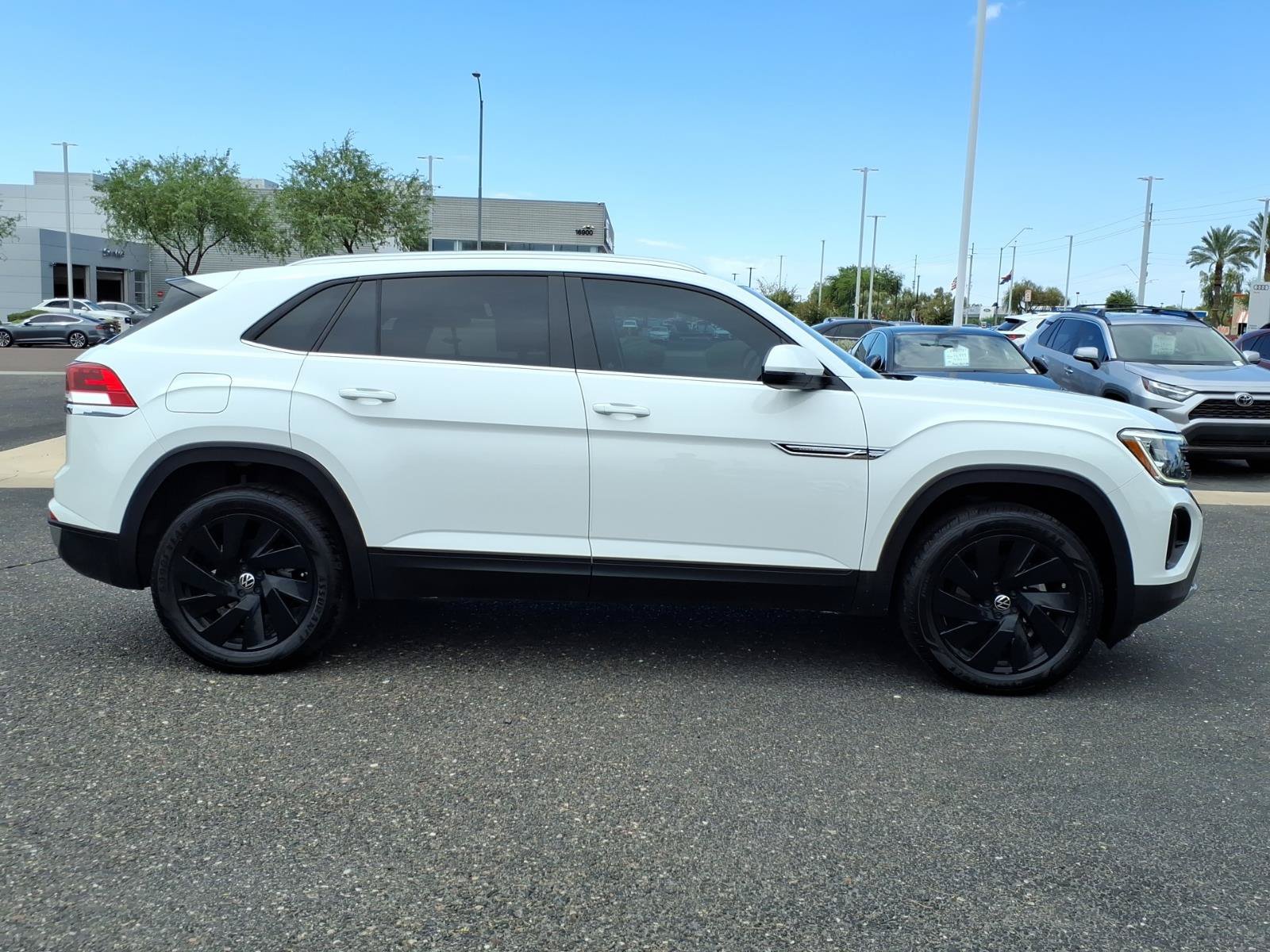 Certified 2024 Volkswagen Atlas Cross Sport SE w/ Panoramic Sunroof Package FWD image 8