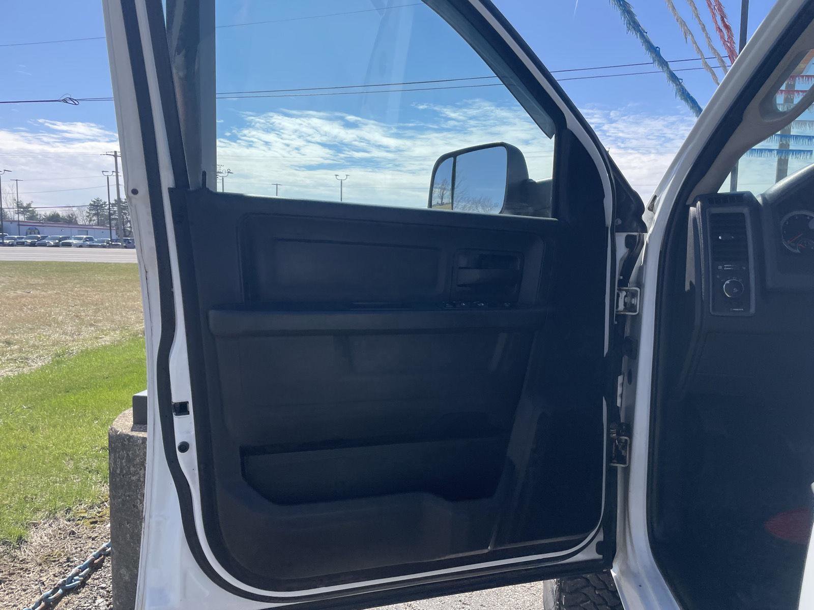 Used 2015 RAM 3500 Tradesman w/ Chrome Appearance Group image 9