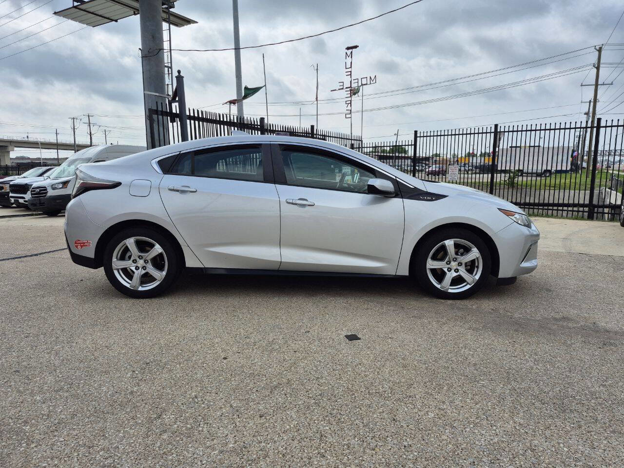 Used 2017 Chevrolet Volt LT w/ Comfort Package FWD image 5
