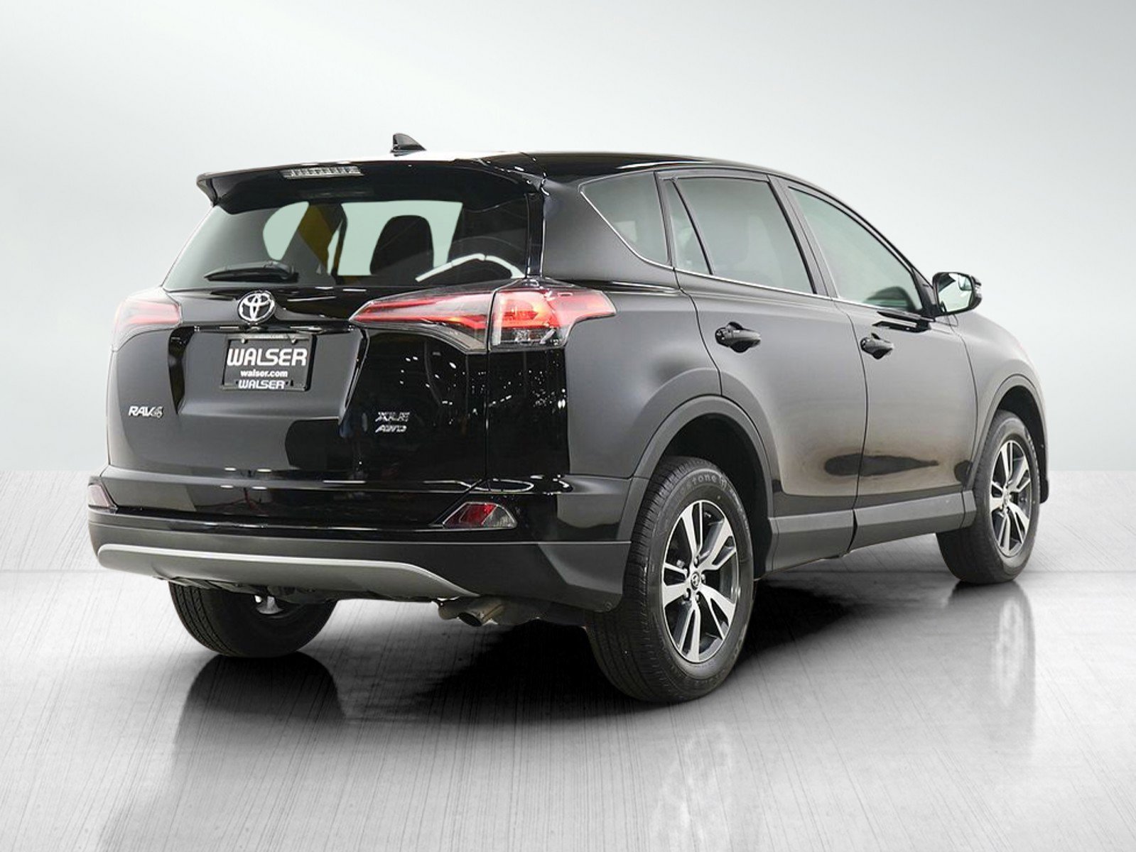 Used 2018 Toyota RAV4 XLE AWD/4WD image 5