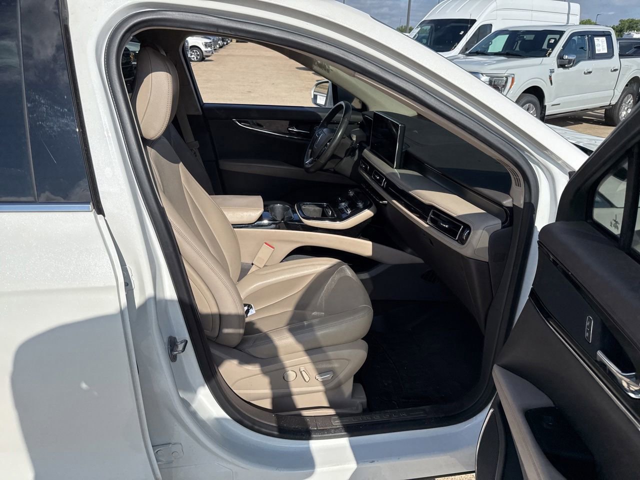 Used 2022 Lincoln Nautilus FWD w/ Premium Package image 14