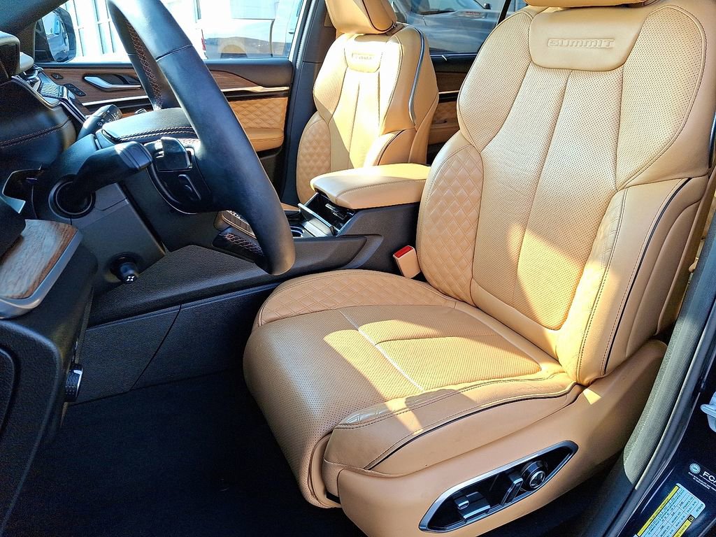 Used 2023 Jeep Grand Cherokee L Summit w/ Luxury Tech Group V image 18