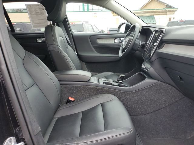 Used 2025 Volvo XC40 B5 Core image 28