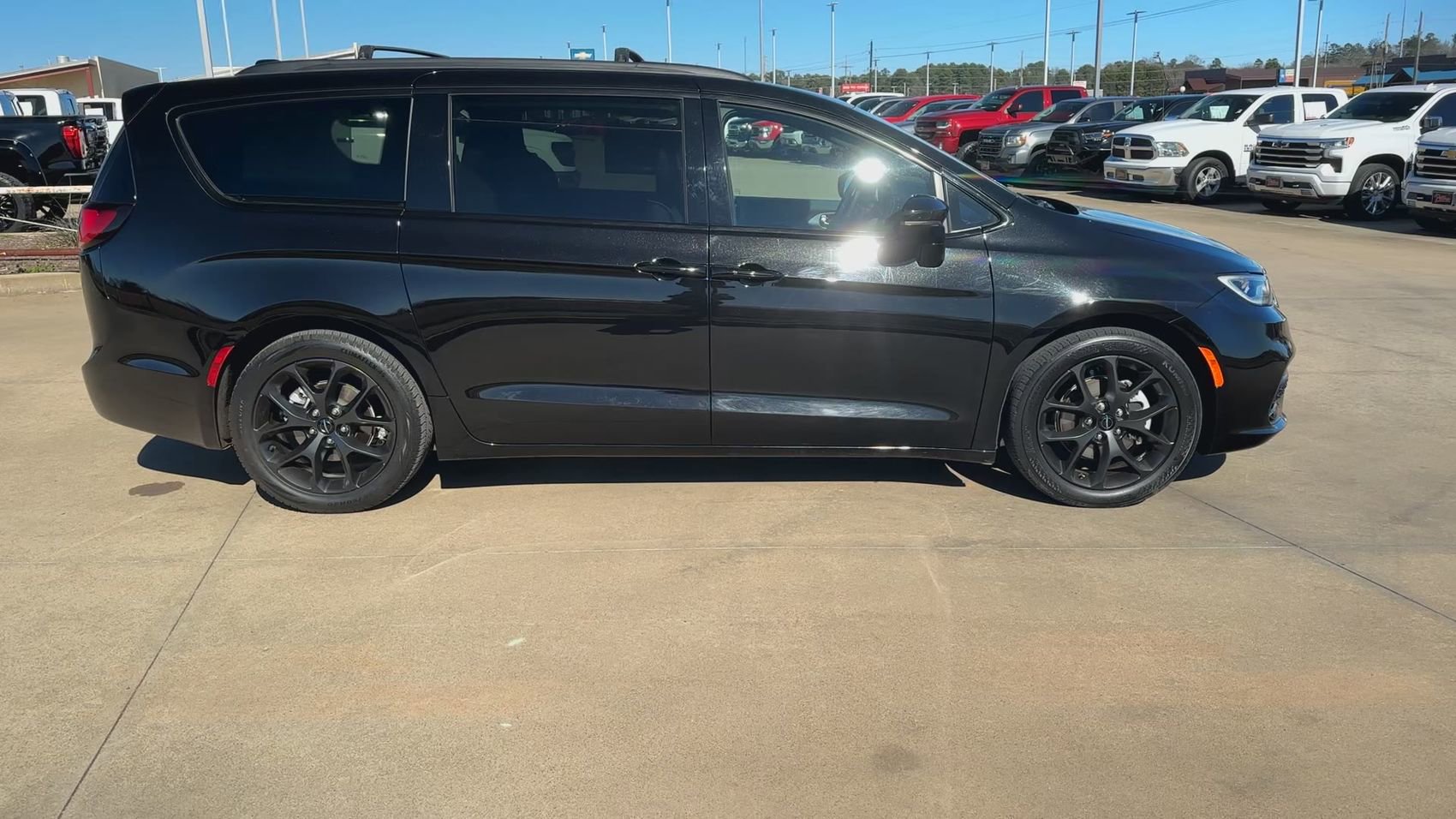 Used 2025 Chrysler Pacifica Limited FWD image 2