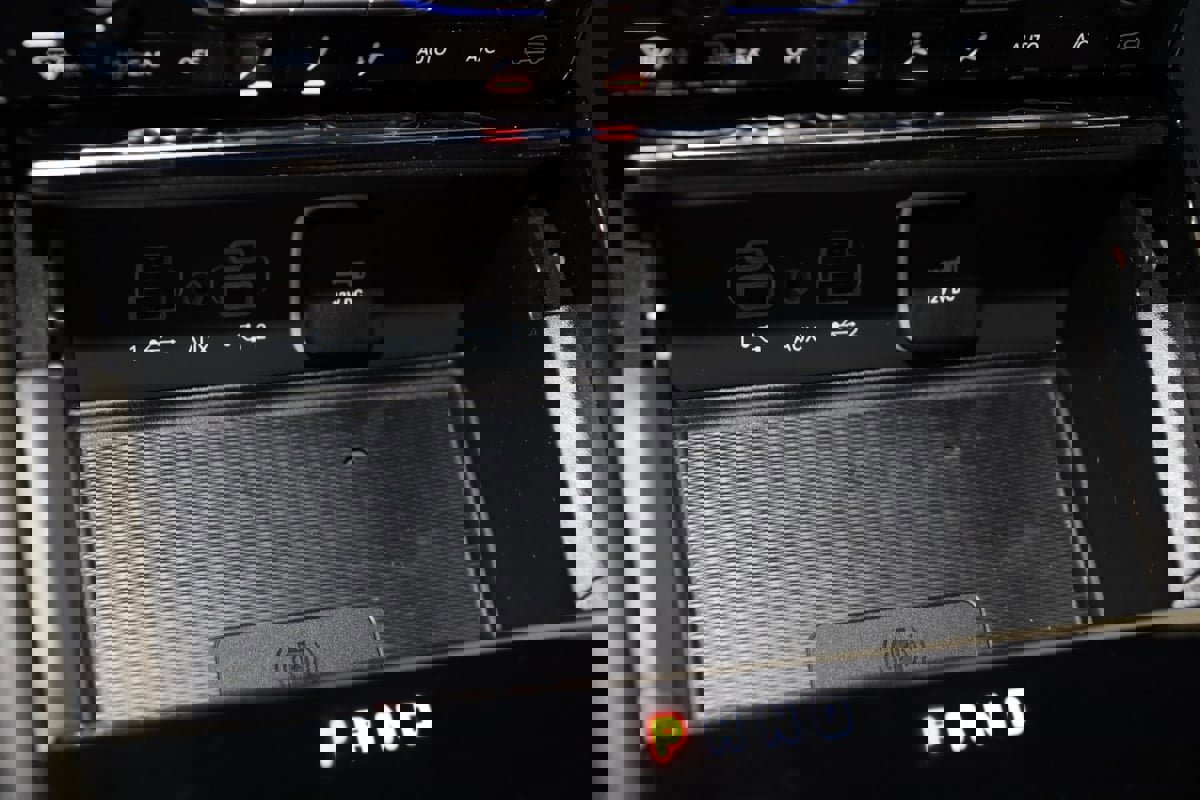 Used 2023 Jeep Grand Cherokee L Laredo image 27