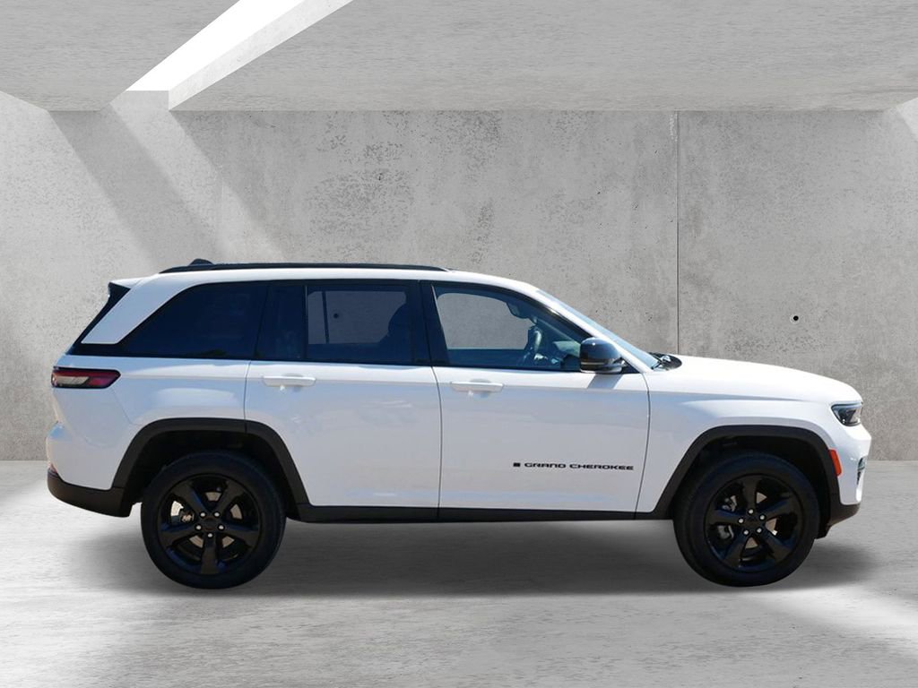 Used 2023 Jeep Grand Cherokee Altitude AWD/4WD image 2