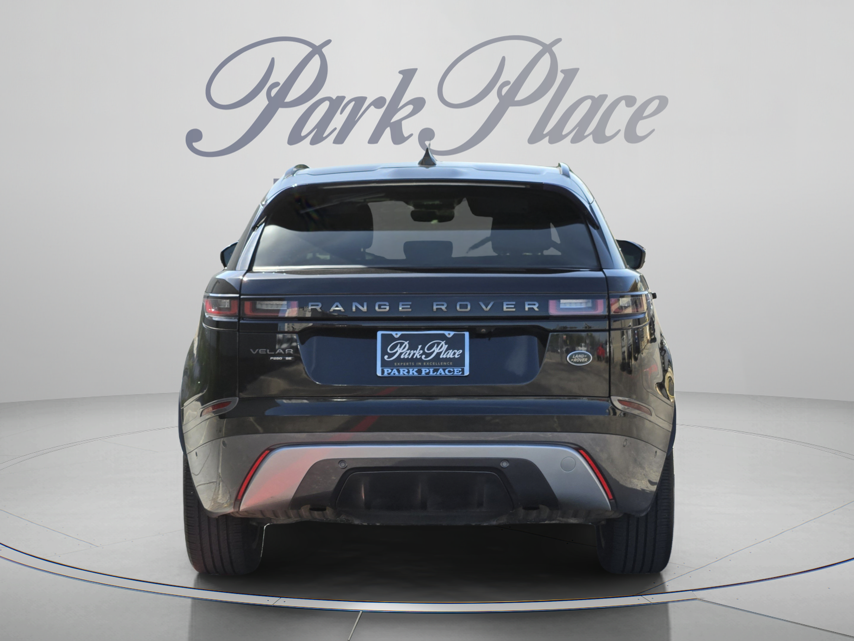 Used 2018 Land Rover Range Rover Velar R-Dynamic SE AWD/4WD image 4