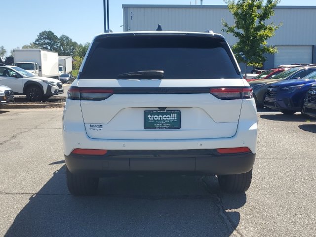 Certified 2024 Jeep Grand Cherokee Altitude RWD image 7