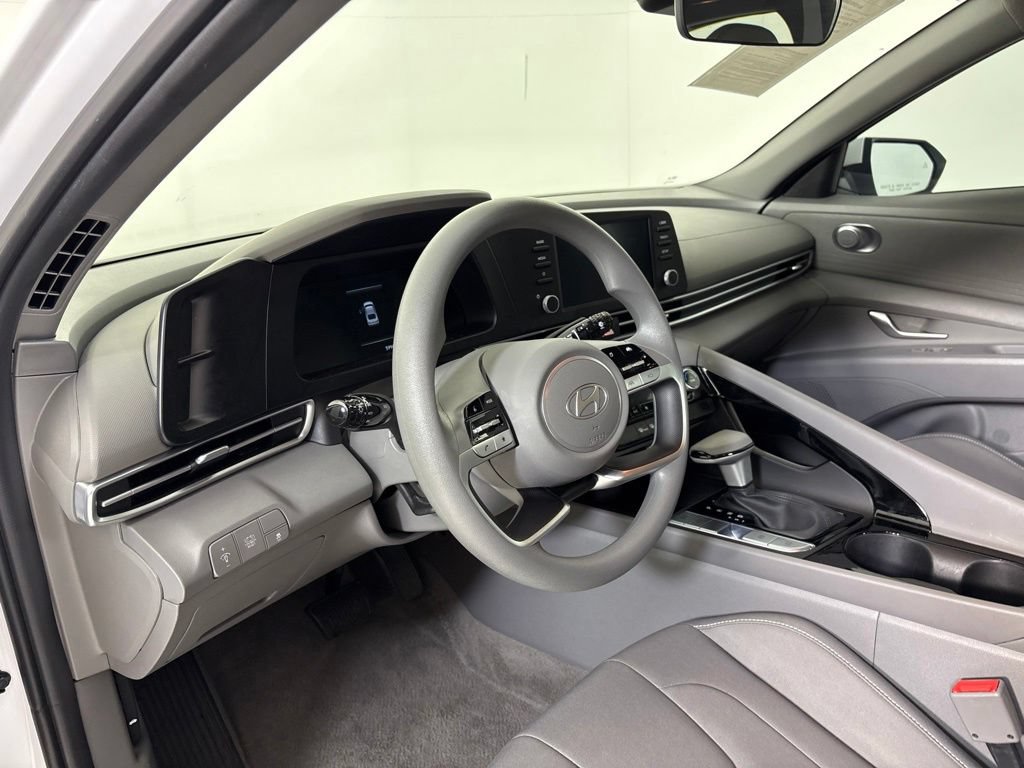 Certified 2025 Hyundai Elantra Hybrid FWD image 16