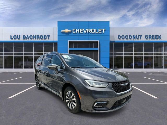 Used 2021 Chrysler Pacifica Limited w/ Uconnect Theater Family Group