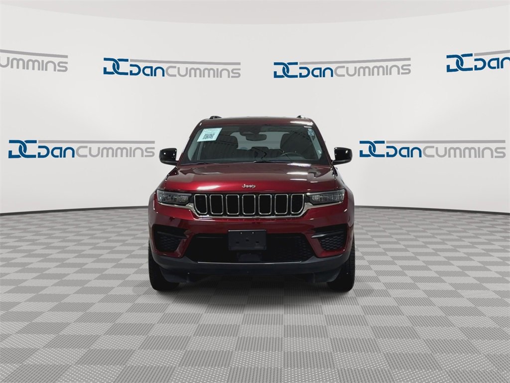 Used 2023 Jeep Grand Cherokee Laredo image 3