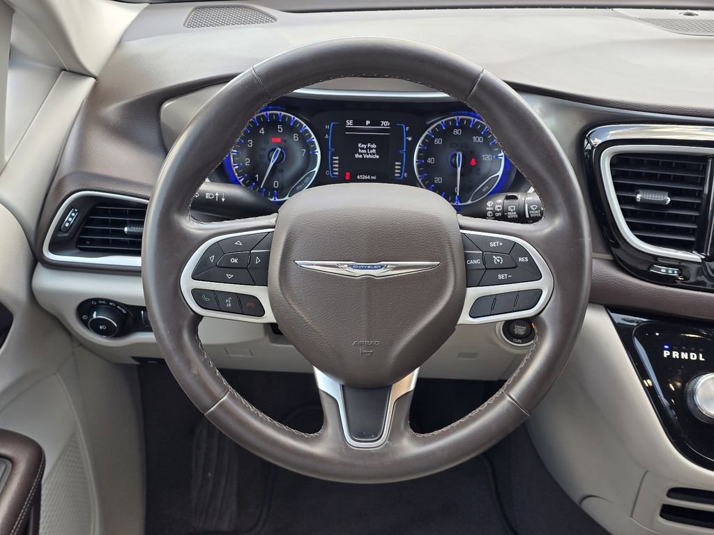 Used 2017 Chrysler Pacifica Touring-L FWD image 16