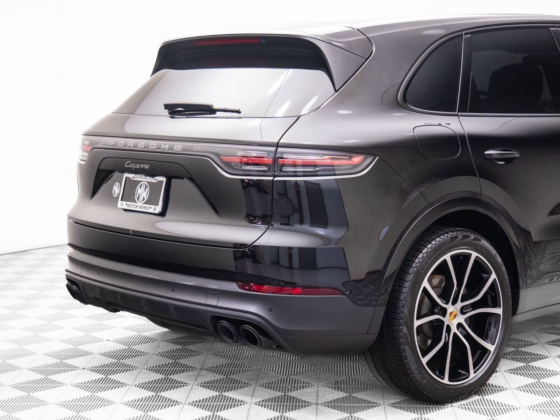 Certified 2023 Porsche Cayenne Platinum Edition image 32