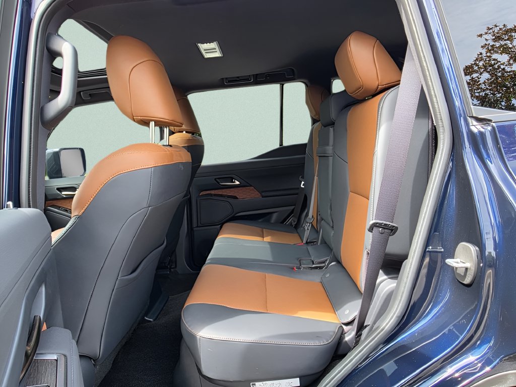 Used 2024 Lexus GX 550 w/ Accessory Package (31) AWD/4WD image 19