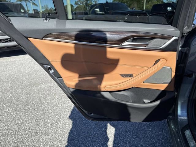 Used 2022 BMW 530e w/ Premium Package image 10