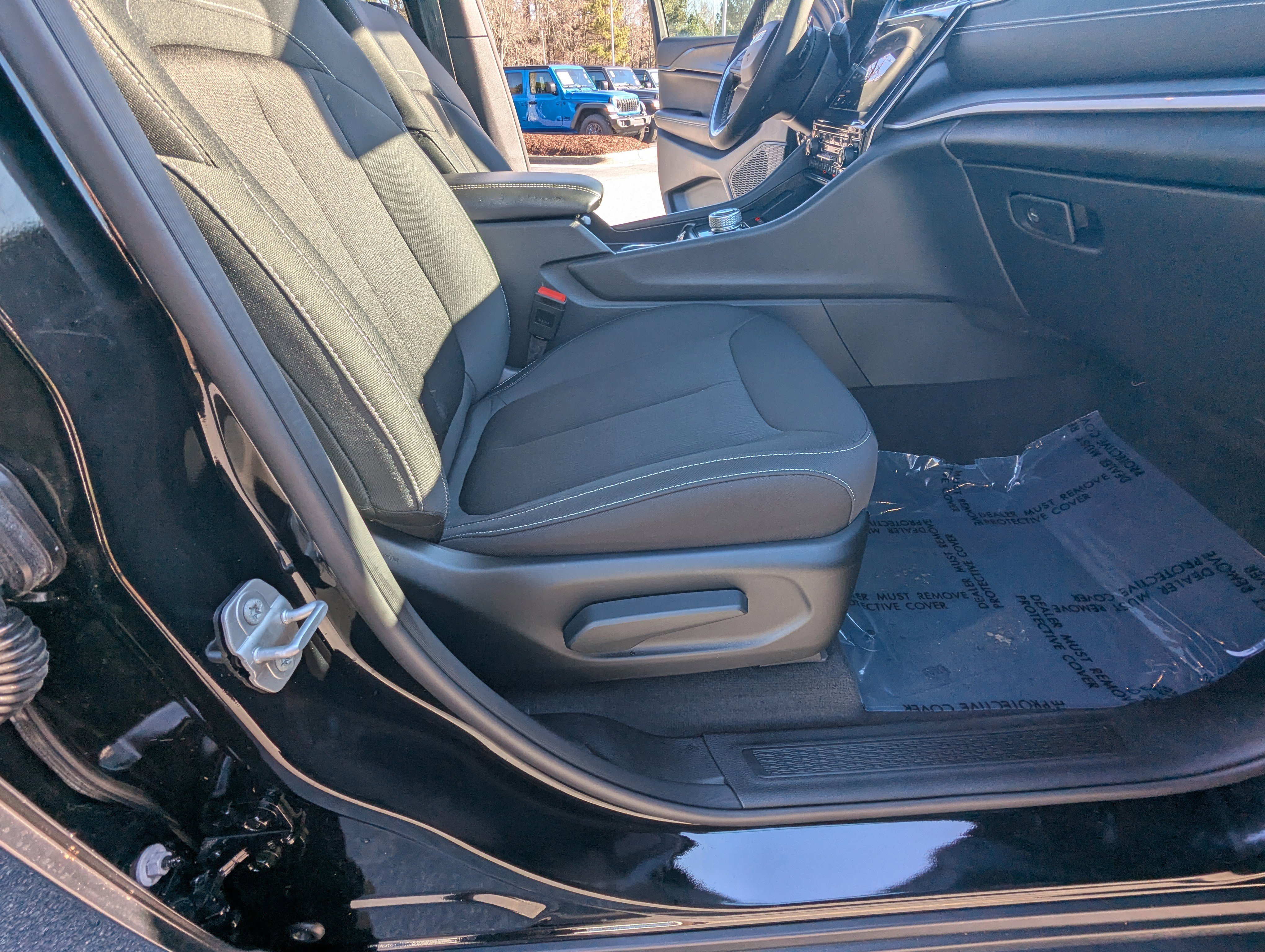 Used 2025 Jeep Grand Cherokee Laredo X w/ Luxury Tech Group I image 14