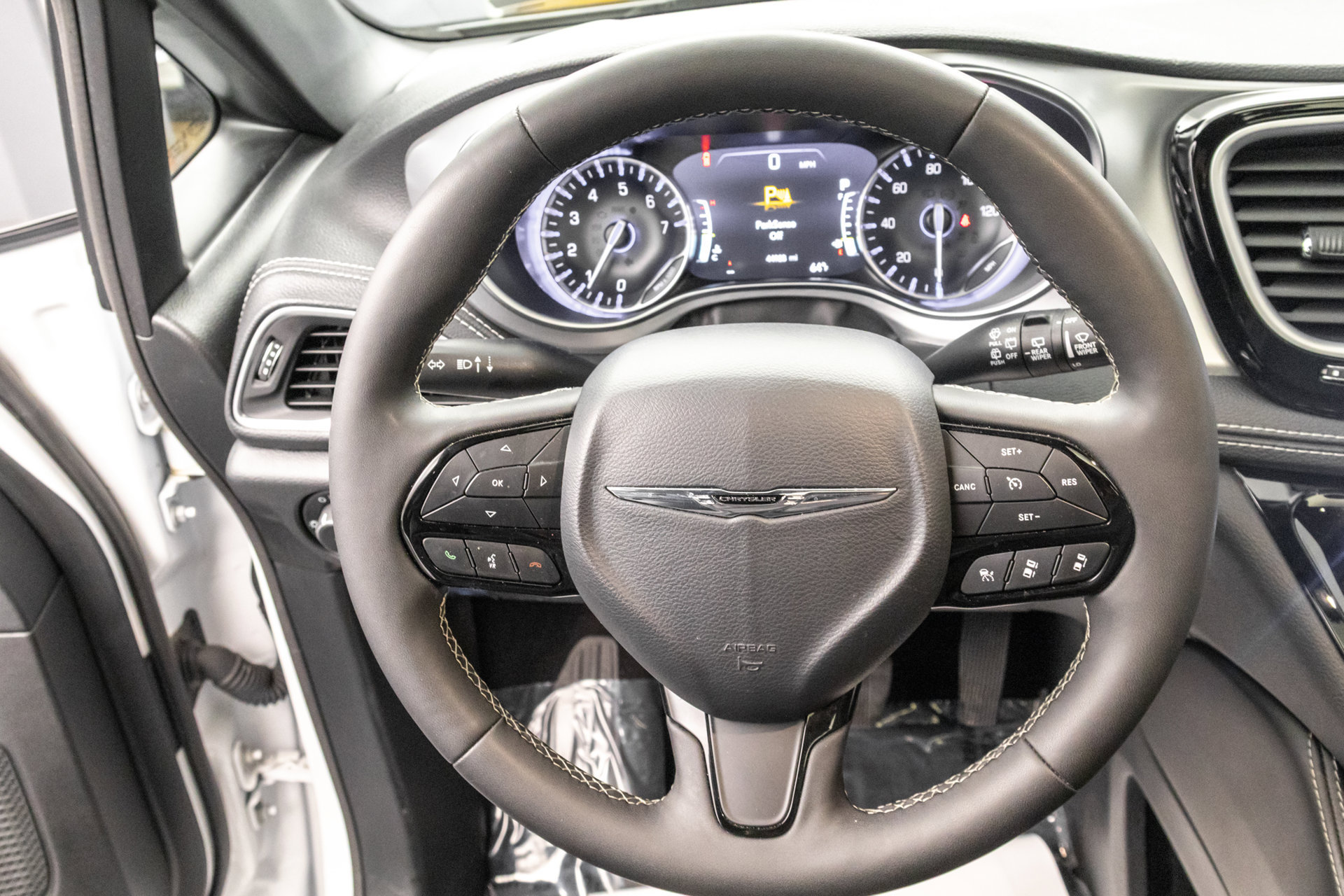 Used 2025 Chrysler Pacifica Limited FWD image 23