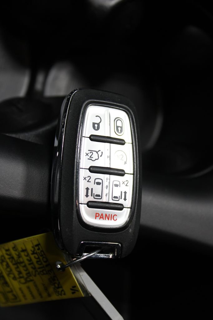 Used 2025 Chrysler Pacifica Select image 47