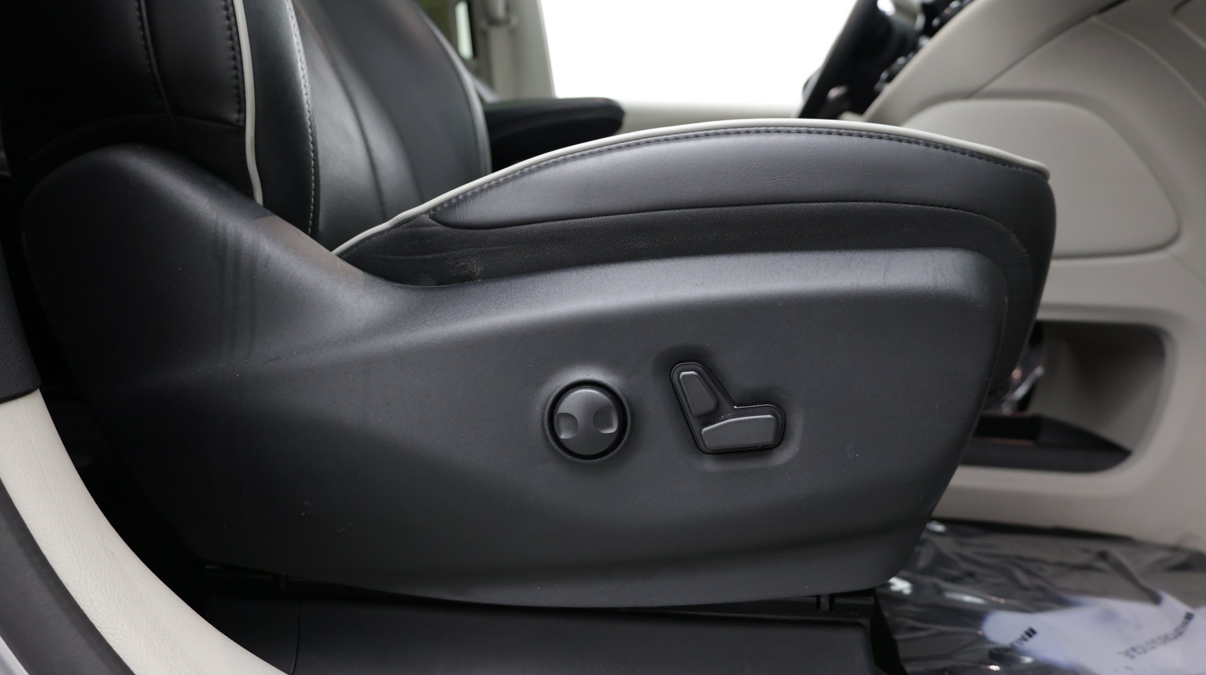 Used 2023 Chrysler Pacifica Limited FWD image 41